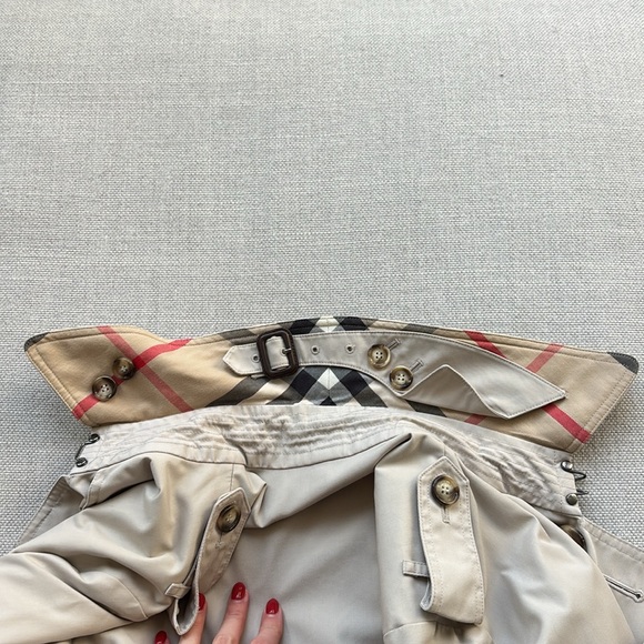 Burberry short trench coat, size 2 - Picture 6 of 9
